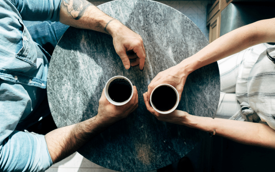 kaffekopper på bord